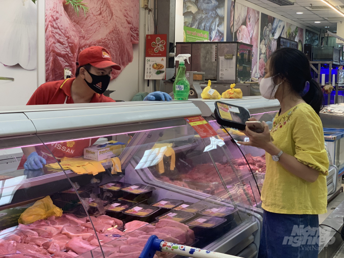 Người tiêu dùng lựa chọn thịt heo tại siêu thị Co.op Mart Xa Lộ Hà Nội (Thủ Đức, TP.HCM). Ảnh: Nguyễn Thủy.
