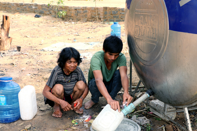 Người làng MơHra- Đáp, xã Kông Lơng Khơng chắt chiu những can nước sinh hoạt.