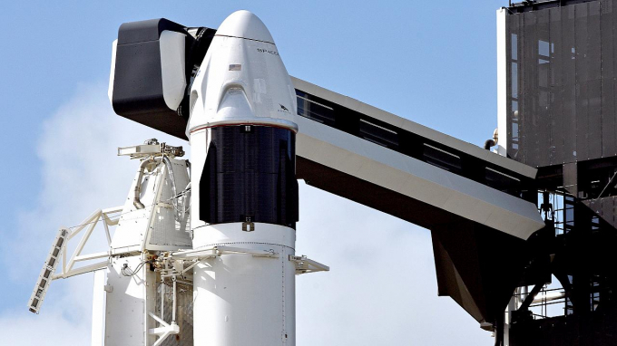 Tàu Crew Dragon của SpaceX được đặt trên tên lửa đẩy Falcon 9 tại Trung tâm Không gian Kennedy ở Florida hồi tháng một. Ảnh: Reuters.