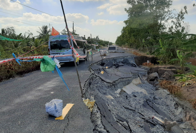 Tuyến đường phòng hộ đê biển Tây của tỉnh Cà Mau bị sụt lún nghiêm trọng. Ảnh: Trọng Linh.