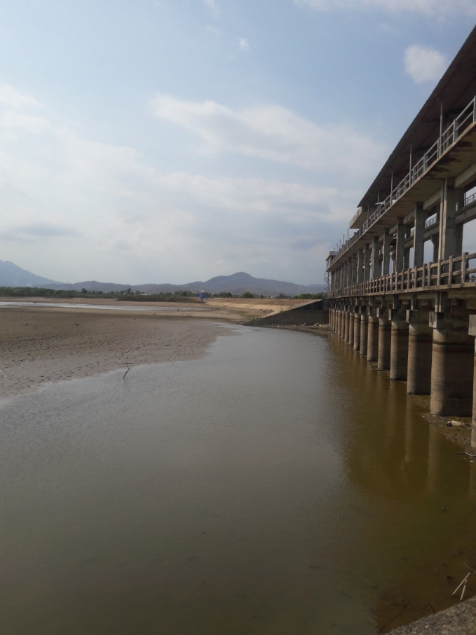Hồ chứa nước Ba Bàu, huyện Hàm Thuận Nam, cạn kiệt.