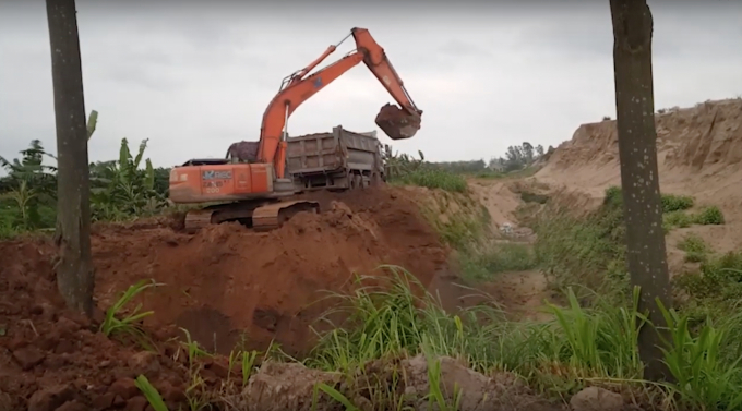 Hiện trường khai thác đất trái phép của Công ty Hoàng Anh vào đầu tháng 4/2020 mà nhóm PV ghi được tại vùng đất bãi phù sa xã Phú Cường, huyện Kim Động. Ảnh: TL.