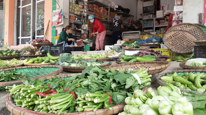 Trung bình các loại rau ở chợ Bắc Kạn có giá từ 25.000 – 30.000đ/kg. Ảnh: Toán Nguyễn.