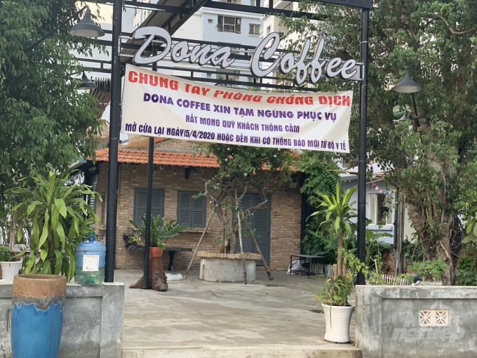 Một quán cà phê trên địa bàn quận Thủ Đức thực hiện nghiêm Chỉ thị 16 của Thủ tướng Chính phủ. Ảnh: Nguyễn Thủy.