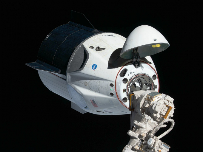 Tàu Dragon C201 tiếp cận ISS hồi tháng 3/2019 trong vụ phóng thử nghiệm SpaceX Demo-1. Ảnh: NASA.
