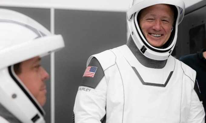 Phi hành gia Bob Behnken (trái) và Doug Hurley luyện tập trong phòng mô phỏng chuyến bay của SpaceX. Ảnh: SpaceX.