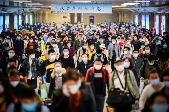 Hành khách tại một nhà ga lớn ở Vũ Hán hôm 8/4. Ảnh: Getty Images.
