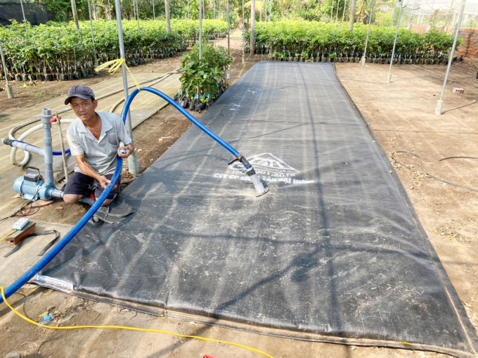 Tại vùng trồng cây ăn trái ở Tiền Giang, Bến Tre nông dân sử dụng túi nhựa để chứa nước phục vụ tưới cây trong mùa hạn mặn. Ảnh: Lê Hoàng Vũ.