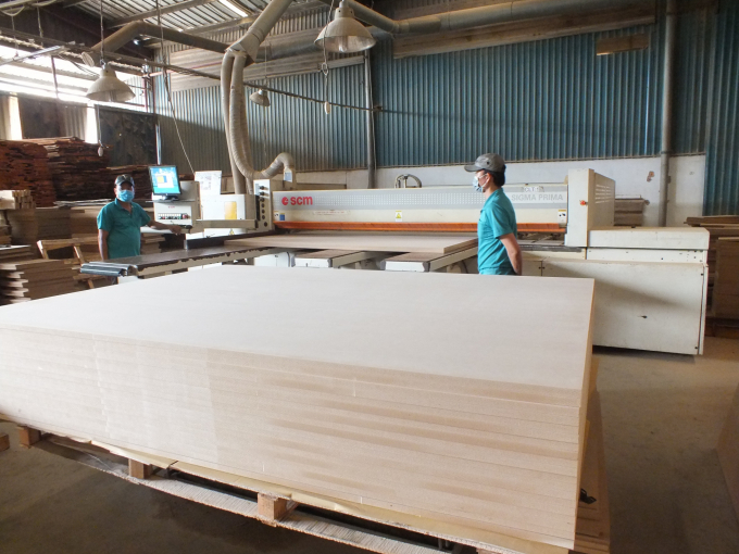 Nhóm mặt hàng đồ gỗ có giá trị xuất khẩu cao, dung lượng lớn như đồ gỗ ngoại thất, văn phòng hiện chỉ chiếm tỉ trọng nhỏ trong kim ngạch xuất khẩu tại các thị trường lớn. Ảnh: Lê Bền.
