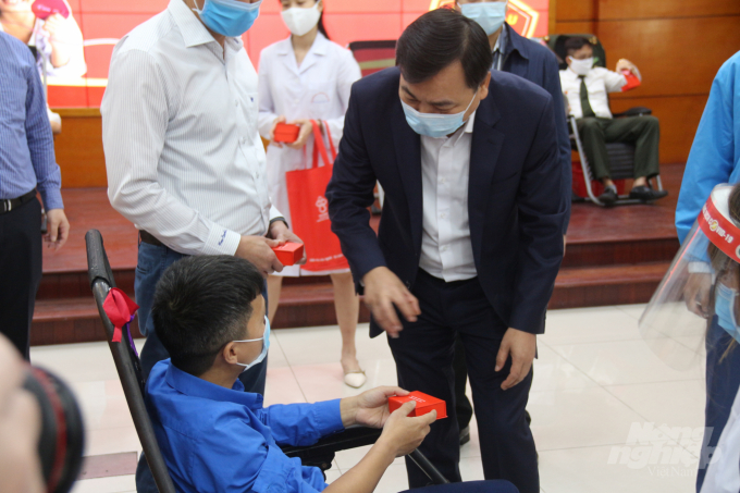 Thứ trưởng Nguyễn Hoàng Hiệp tặng quà cho người hiến máu. Ảnh: Phạm Hiếu.