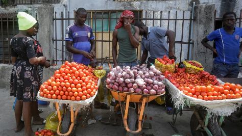 Những người bán hành, cà chua rong trên vỉa hè ở Lagos, Nigeria. Ảnh: AP.