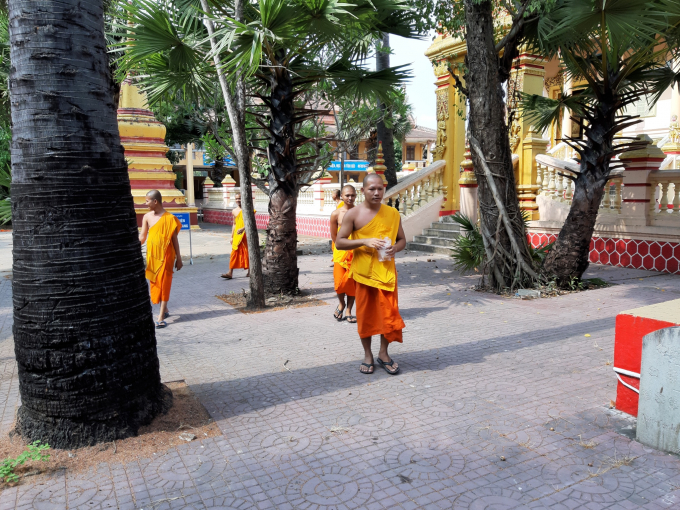 Sân khuôn viên Chùa Khléang (TP Sóc Trăng) được sư sãi chùa quét dọn sạch sẻ đón Tết Chôl Chnăm Thmây.