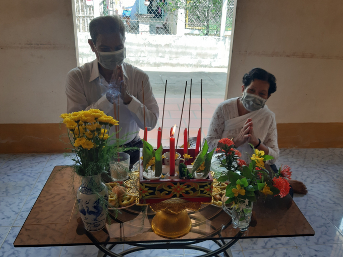 Nghi lễ đón mừng Tết Chôl Chnăm Thmây được gia đình ông Thạch Khâm ở ấp Phnô Cam Bốth, xã Tham Đôn (huyện Mỹ Xuyên) tổ chức giản đơn nhưng thật sự vui tươi, an toàn.