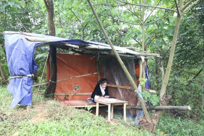 Chiếc lều nhỏ sơ sài là nơi học tập của em Tẩn Thị Dung. Ảnh: Tuấn Ngọc.