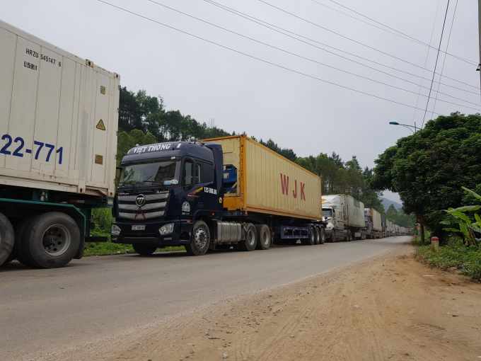 Tới sáng nay (16/4), hàng dài container trên QL 1A vẫn nằm chờ thông quan qua Cửa khẩu Quốc tế Hữu Nghị. Ảnh: Tùng Đinh.