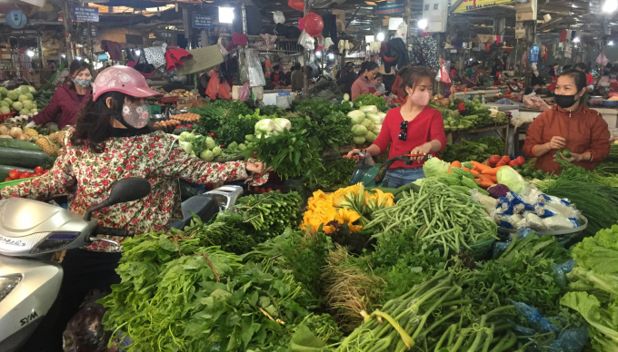 Giá rau màu tại các chợ tăng khoảng 30% nhưng lượng khách hàng lại sụt giảm mạnh. Ảnh: Kông Hải.