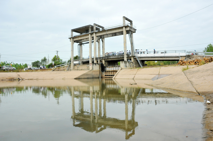 Các tỉnh ĐBSCL đang nỗ lực đầu tư các công trình thủy lợi lấy nước ngọt là yếu tố quan trọng để đảm bảo thắng lợi vụ lúa HT năm 2020. Ảnh: Đào Chánh.