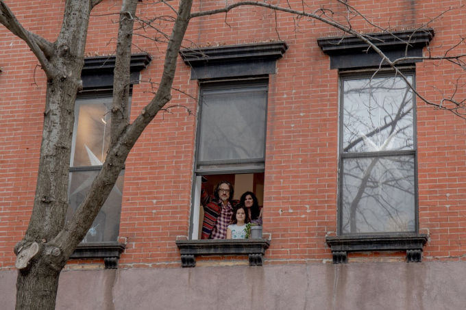 Sherman cùng vợ và con gái tại nhà riêng ở Brooklyn, New York, ngày 31/3. Ảnh: WSJ.