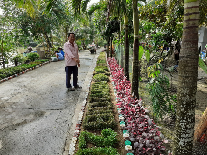 Người dân xã Tân Lộc Bắc, huyện Thới Bình xây dựng hàng rào cây xanh, thực hiện mô hình tuyến đường 'xanh – sạch – đẹp'.