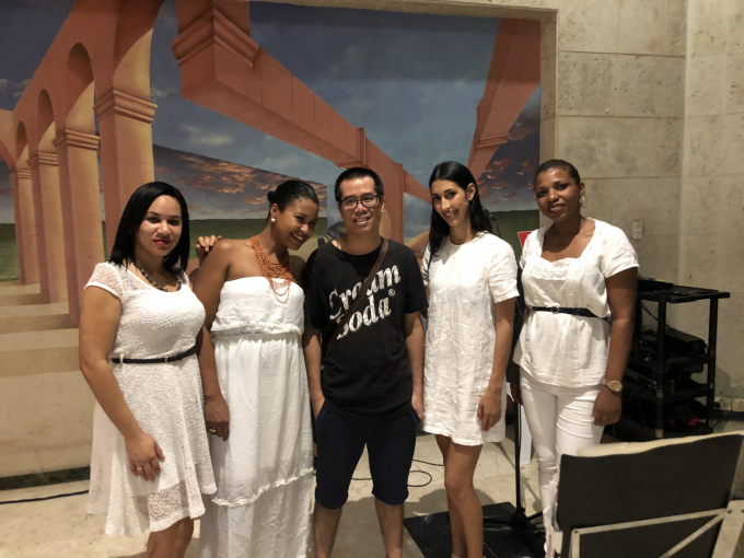 Tác giả với các nữ nhạc công của một nhóm nhạc tự do ở La Habana
