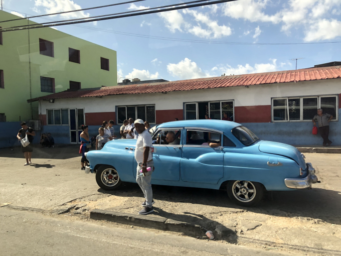 Những chiếc xe cổ nhiều màu sắc là một đặc trưng của Thủ đô La Habana.