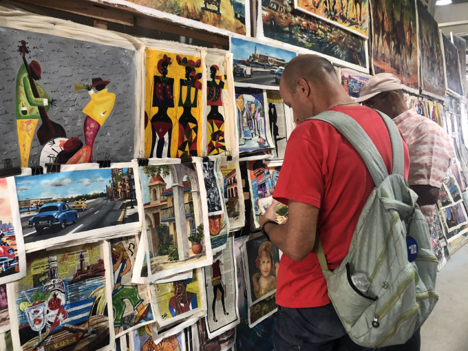 Một gian hàng tại chợ tranh trong khu Avenida del Puerto Cuba.