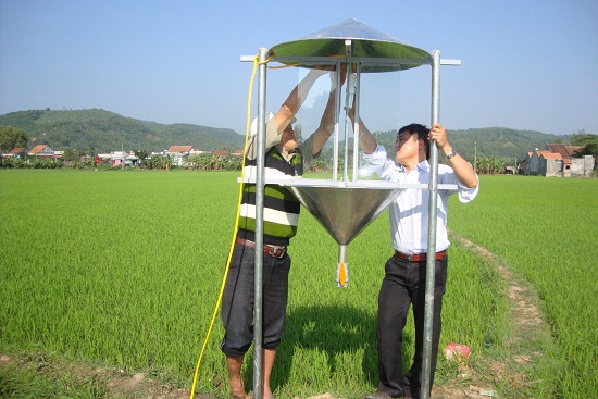 Cán bộ ngành nông nghiệp huyện Tuy An lắp đặt bẫy đèn.