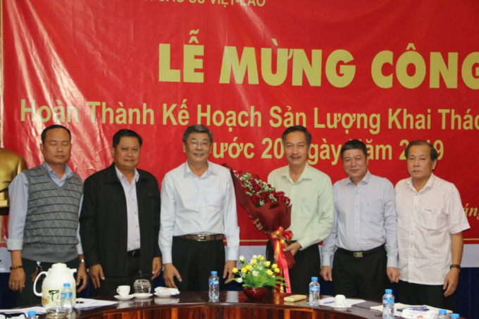 Đồng chí Nguyễn Tiến Đức, Phó TGĐ Tập đoàn Công nghiệp cao su VN (thứ ba, từ trái sang phải) chúc mừng công ty nhân lễ mừng công.