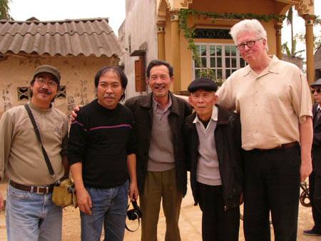 Tác giả (thứ hai từ trái sang), nhà thơ cựu binh Mỹ Kevin Bowen (ngoài cùng bên phải) và các bạn văn Việt Nam.