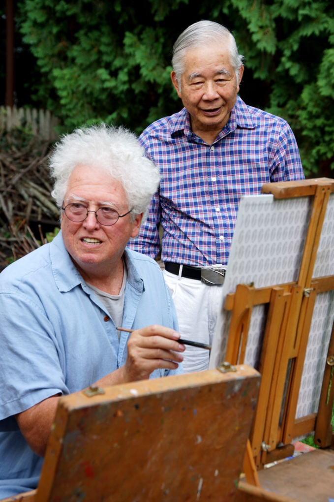 Nhà thơ cựu binh Mỹ Kevin Bowen đang vẽ chân dung một nhà văn Việt Nam.