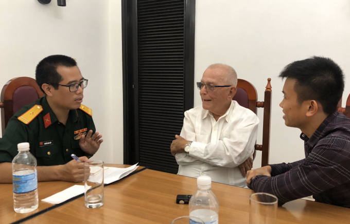 Tác giả (ngoài cùng bên trái) đang phỏng vấn bác sĩ Ariel Sobet Mun.