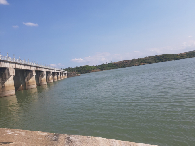 Hiện mực nước hồ chứa thủy điện Sông Ba Hạ đang ở mức thấp. Ảnh: KS.