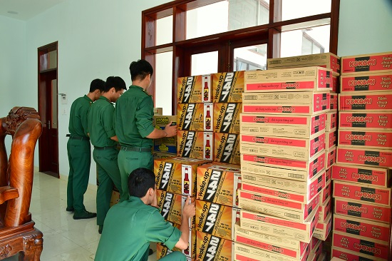 Các chiến sĩ tại Cửa khẩu Mộc Bài (Tây Ninh) nhận nhu yếu phẩm góp sức chống dịch từ Tập đoàn Masan