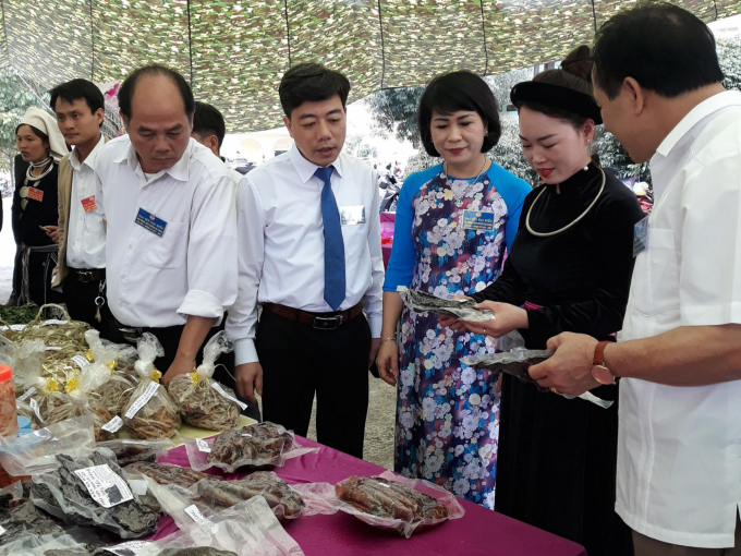 Các sản phẩm nông nghiệp đặc sản của huyện Na Hang được trưng bày, quảng bá với khách tham quan. Ảnh: Thái Sơn.