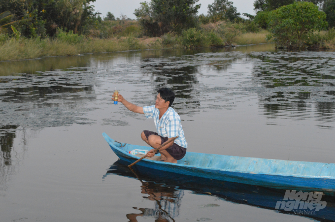 Nông dân huyện An Minh, Kiên Giang đang kiểm tra chất lượng nước ao ương dưỡng tôm giống, phục vụ bà con thả nuôi. Ảnh: Trung Chánh.