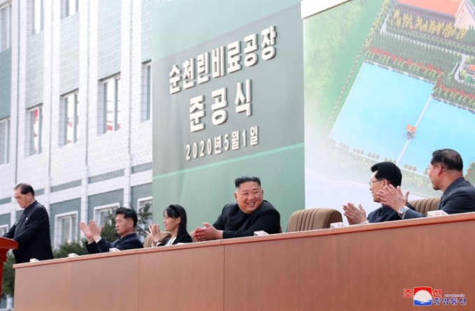Ông Kim Jong-un cùng các quan chức Triều Tiên dự lễ khánh thành nhà máy phân bón Sunchon. Ảnh: KCNA.
