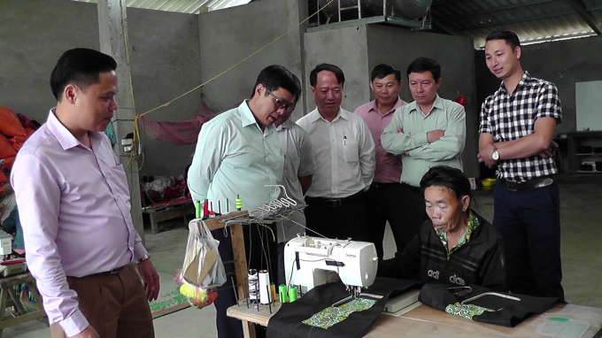 Lãnh đạo huyện Trấn Yên thăm 1 xưởng may thêu sử dụng máy may công nghiệp.