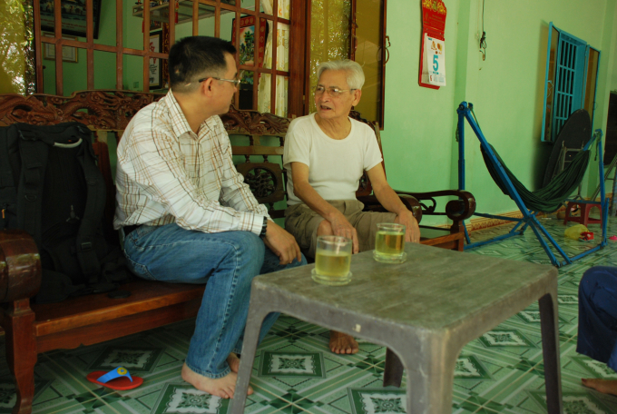 Đại tá Võ Tấn Phương (tay phải), người hiểu rất sâu về công trình bệnh viện cổ thời Pháp, trò chuyện cùng phóng viên báo Nông nghiệp Việt Nam. Ảnh: Hoàng Phú.
