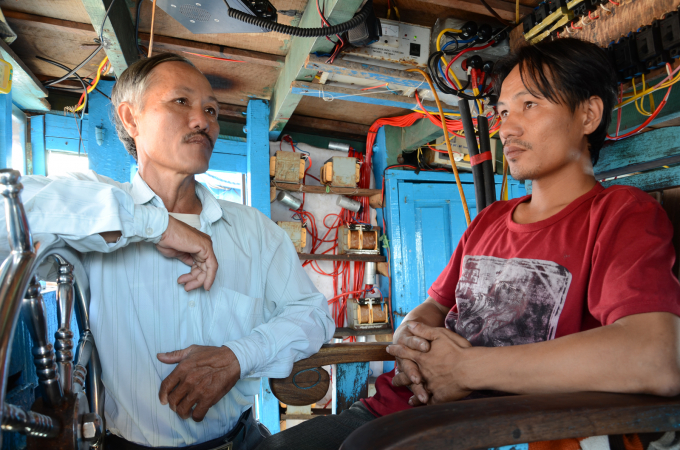 Thuyền trưởng Huỳnh Tấn Nghĩa (bên phải), con trai của ông Minh đi tàu được trang bị đầy đủ hệ thống định vị nhưng vẫn thường hỏi ý kiến cha.