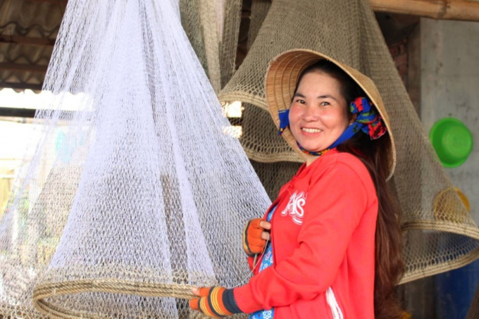 Sau học nghề chị Nguyễn Thị Thu Hạnh ở ấp Rạch Lùm, xã Khánh Hưng (huyện Trần Văn Thời) được hỗ trợ vốn đã đầu tư vào nghề vá lưới cho thêm thu nhập và ổn định cuộc sống.
