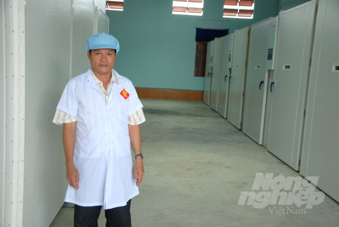 Ông Cao Văn Khanh, Giám đốc Cty TNHH Giống gia cầm Cao Khanh kiểm tra hệ thống ấp nở gà giống vận hành. Ảnh: Vũ Đình Thung.