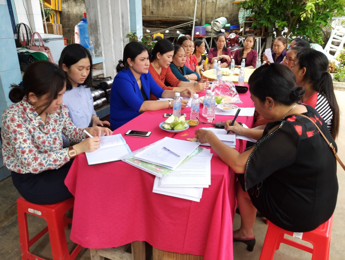 Buổi sinh hoạt lệ của Câu lạc bộ Phụ nữ khởi nghiệp từ nghề truyền thống của huyện Cầu Ngang.