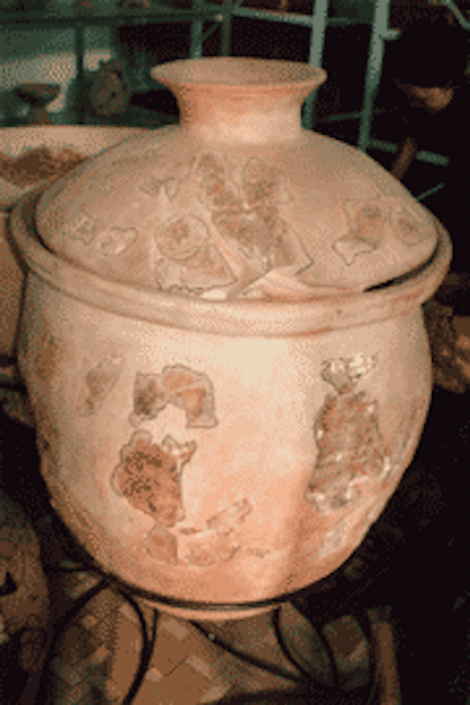 Hai trong số hàng vạn cổ vật được chế tác tinh xảo bằng đá, gốm, tìm thấy tại di chỉ khảo cổ Lung Leng. Ảnh: Bảo tàng tỉnh Kon Tum.