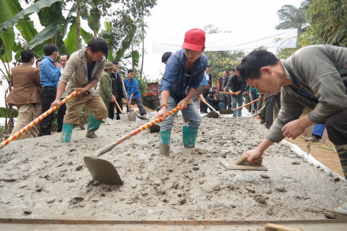 Người dân tham gia phong trào làm đường, tạo bộ mặt mới cho nông thôn ở Lào Cai. Ảnh: HĐ.