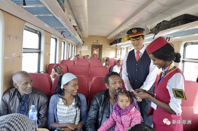 Hành khách trên tuyến xe lửa được Trung Quốc đầu tư mới đưa vào vận hành tại Cộng hòa Djibouti.