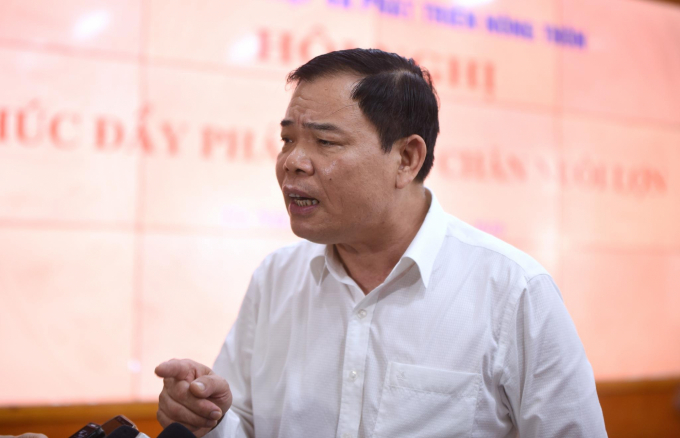 Bộ trưởng Nguyễn Xuân Cường chia sẻ giải pháp với báo chí bên lề Hội nghị thúc đẩy tái đàn chăn nuôi lợn ngày 6/5. Ảnh: Tùng Đinh.