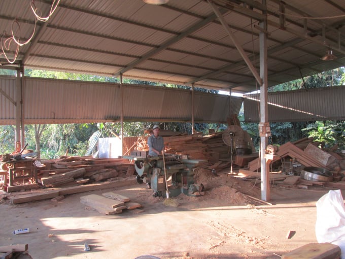 Một xưởng sản xuất đồ gỗ ở Hữu Bằng.