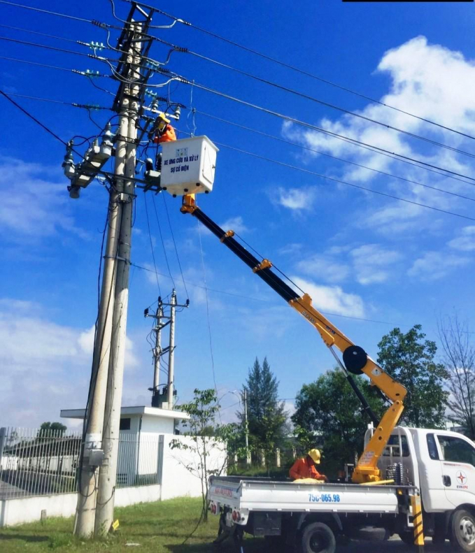 Công nhân PC Thừa Thiên- Huế kiểm tra đường lưới điện. Ảnh: Tiến Thành.