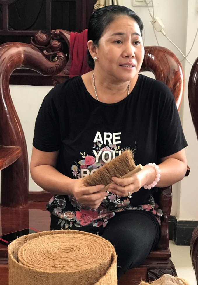 Bà Thúy chia sẻ về kỹ thuật làm các sản phẩm xuất khẩu từ xơ dừa.
