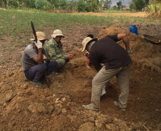 Bắt đầu đào giếng, người thợ trong nhóm đào giếng của ông Keh sẽ khoanh tròn để xác định khung giếng và đào.